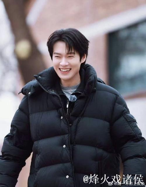 魏大勋在《周五晚高疯》中展现卓越控场能力，温情管理粉丝赢得好评